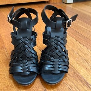 Madden Girl Black Sandals size 5.5, super fun and stylish!! Dress up or down!!
